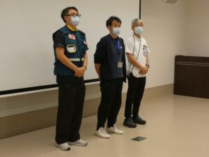 左から坂本医師、岩本技師、近藤医師